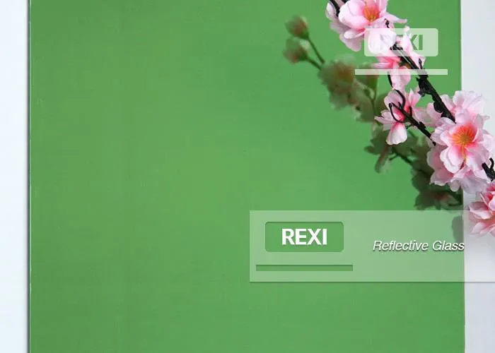 Kaca mencerminkan hijau gelap