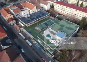 Dinding Tirai Aluminium di Sudut